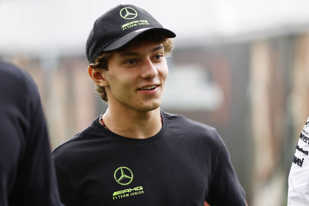 Kimi Antonelli rejects idea he’s “replacing” Lewis Hamilton: “He’s done